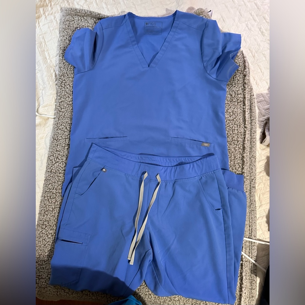 Women’s Figs Scrub set.  Pants and top.  Xlg. Small ink pen spot on pants packet